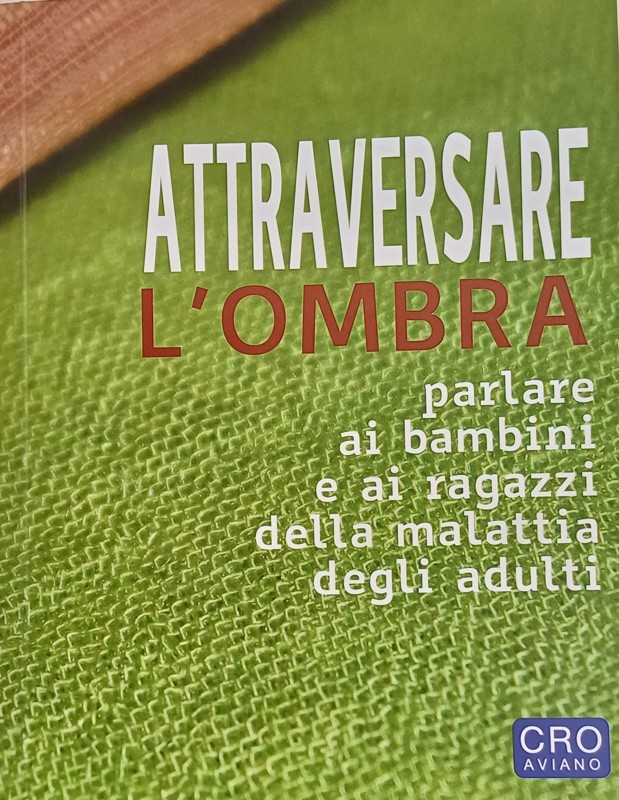 Cover  Attraversare l'ombra : parlare ai bambini e ai ragazzi della malattia degli adulti